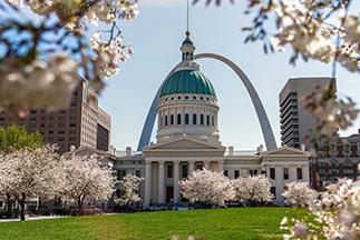 The old courthouse in St. Louis, Missouri with the St. Louis arch in the background